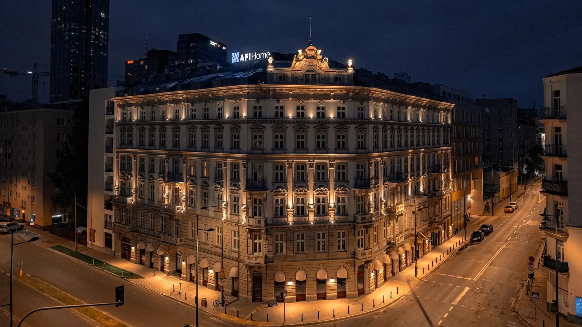 AFI Home, Złota 83, zdjęcie nocą